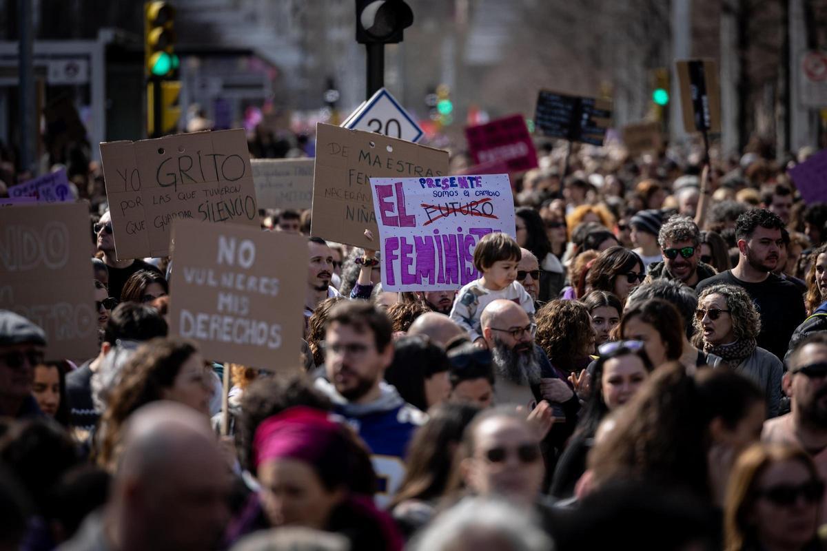 En imágenes | La marea feminista viste de morado el centro de Zaragoza por el 8M