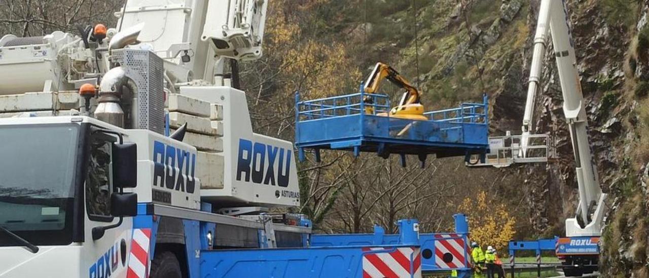 Obras en el corredor del Narcea, a la altura de Soto de la Barca. | S. A.