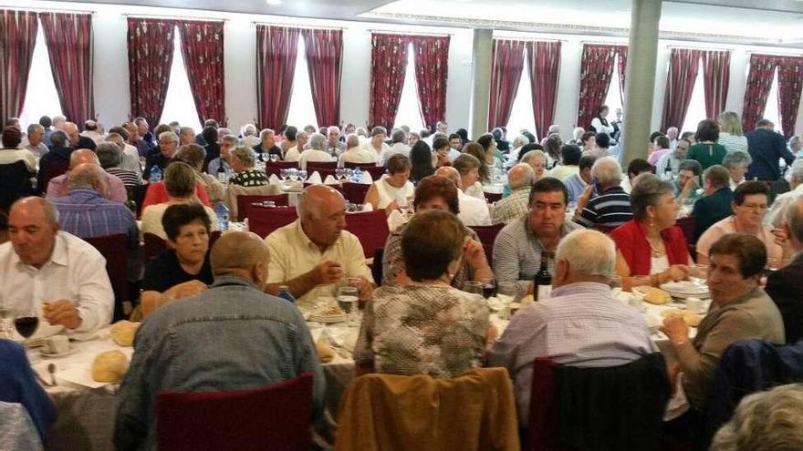 Los asistentes al encuentro comen en el Restaurante París, en Forcarei.