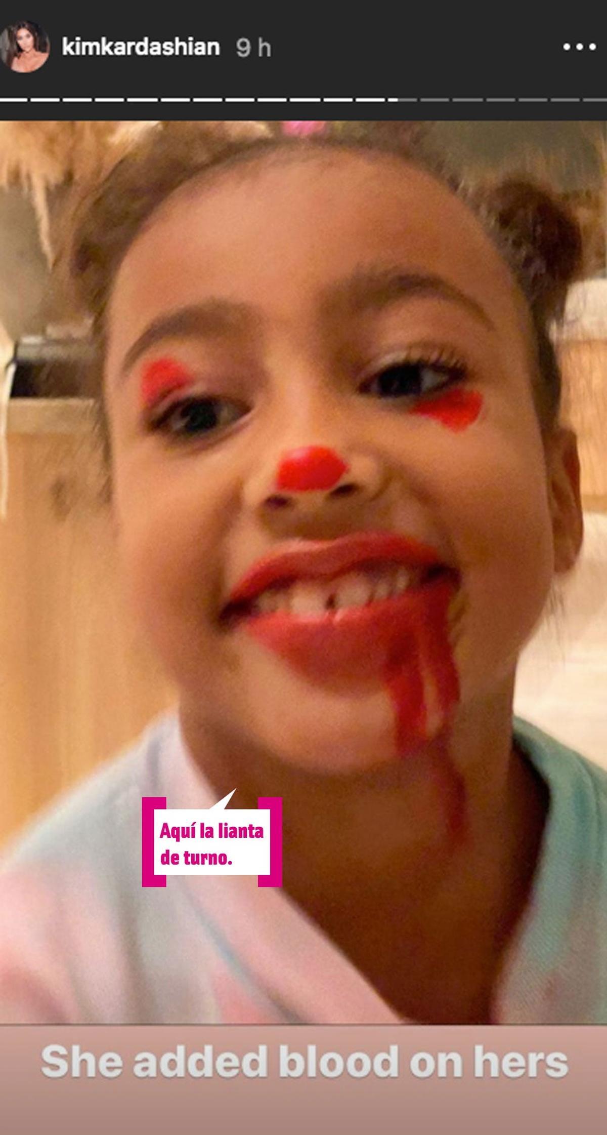 North West se añade a su maquillaje sangre North West se añade a su maquillaje sangre