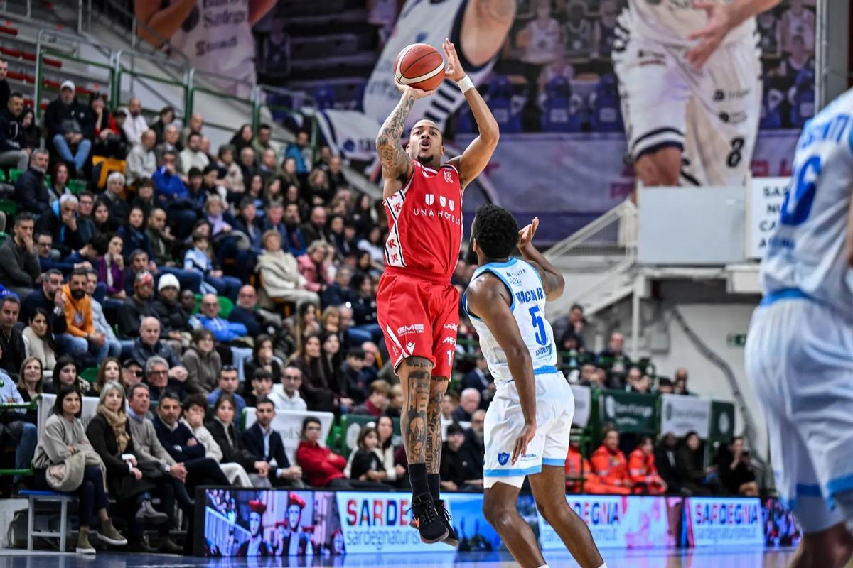 Troy Caupain lanza a canasta en el partido Sassari-Reggio Emilia