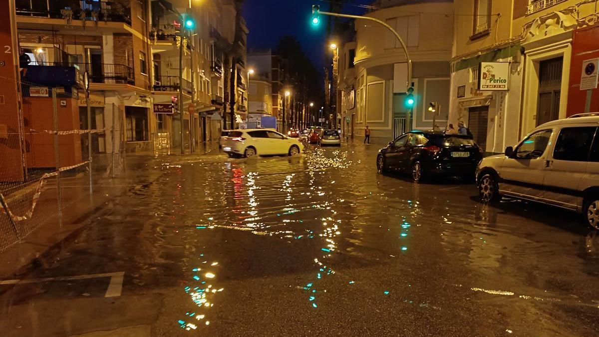 Agua acumulada en la Plaça d&#039;Alacant a primera hora de la mañana.