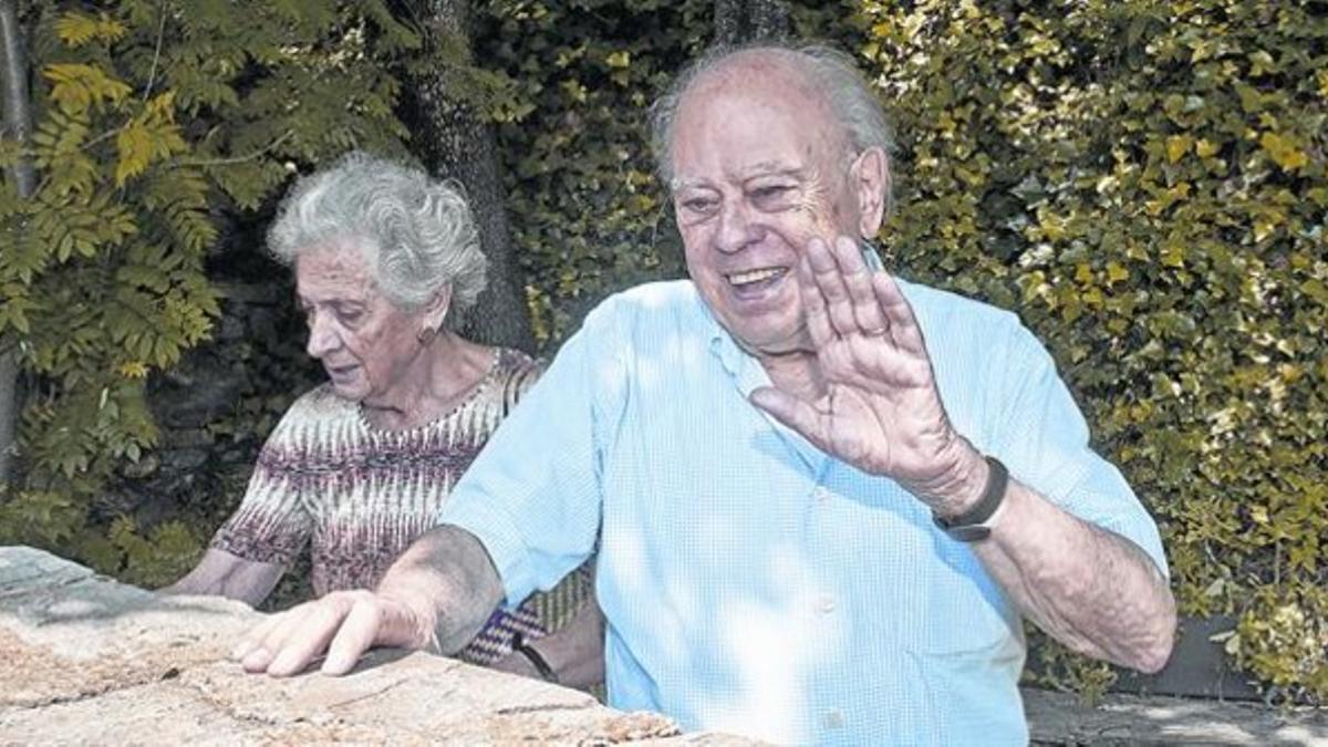 Jordi Pujol saluda en la casa de Queralbs junto a Marta Ferrusola.