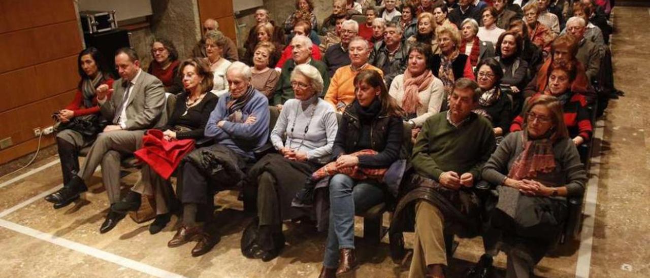 El público que llenó el auditorio del Areal vigués para oír hablar de pobreza y solidaridad. // José Lores