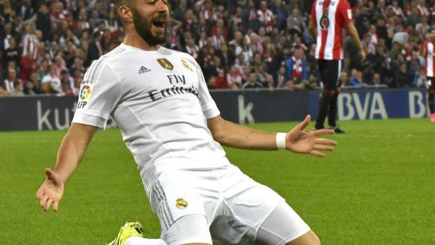 Benzema festeja uno de los dos goles que marcó al Athletic. // Miguel Toña