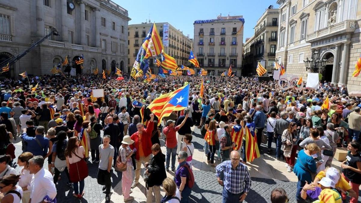 Acto de apoyo a los alcaldes investigados por el 1-O, este sábado en Barcelona.