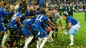 Los jugadores del Chelsea celebran su victoria en la final de la Conference League