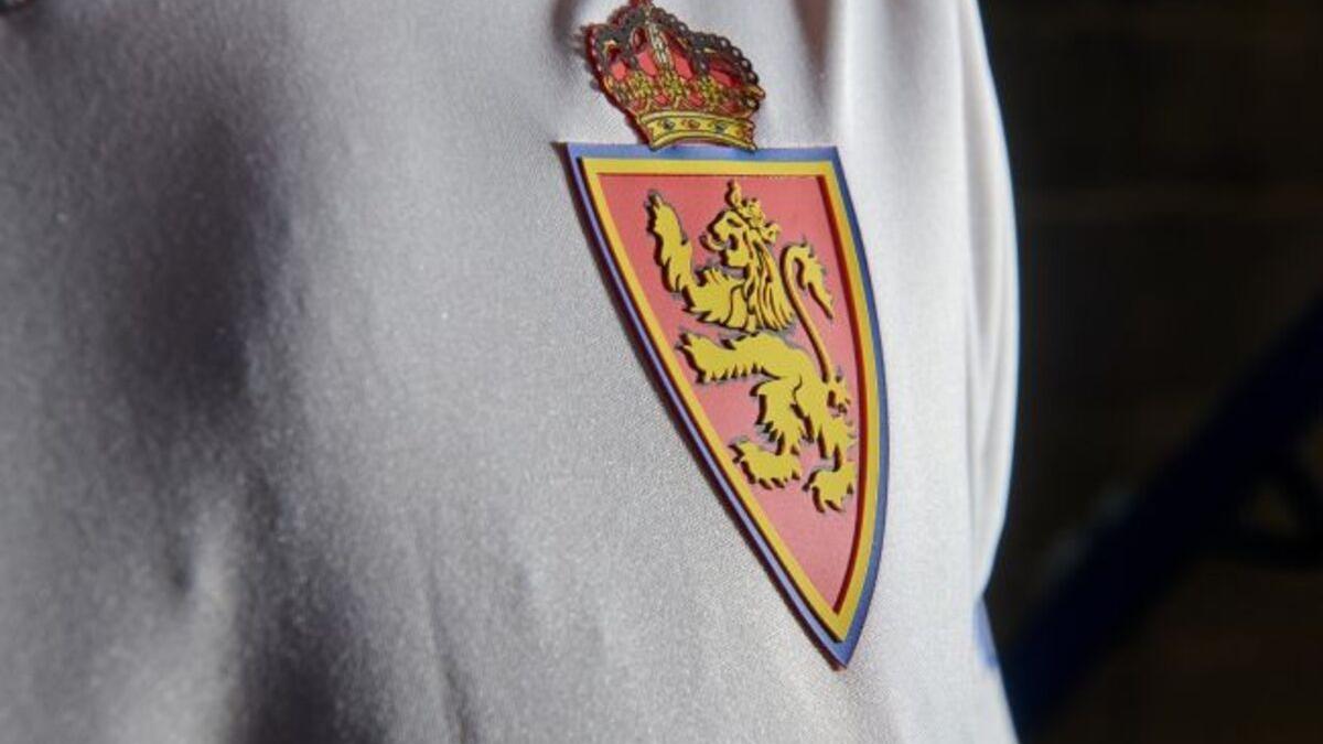El Real Zaragoza presenta la camiseta 'blanquilla' de la próxima