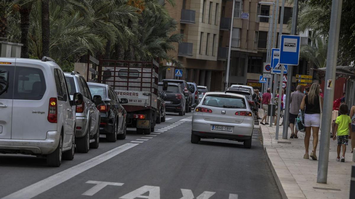 El solar de la avenida Candalix, donde estacionaban más de 150 vehículos, en obras. | TONY SEVILLA