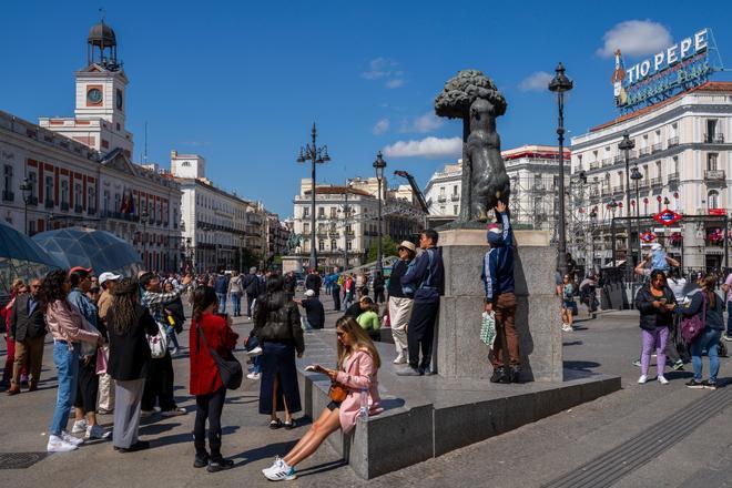 Turistas toman fotografías en la Puerta del Sol de Madrid, en una imagen del 29 de abril.