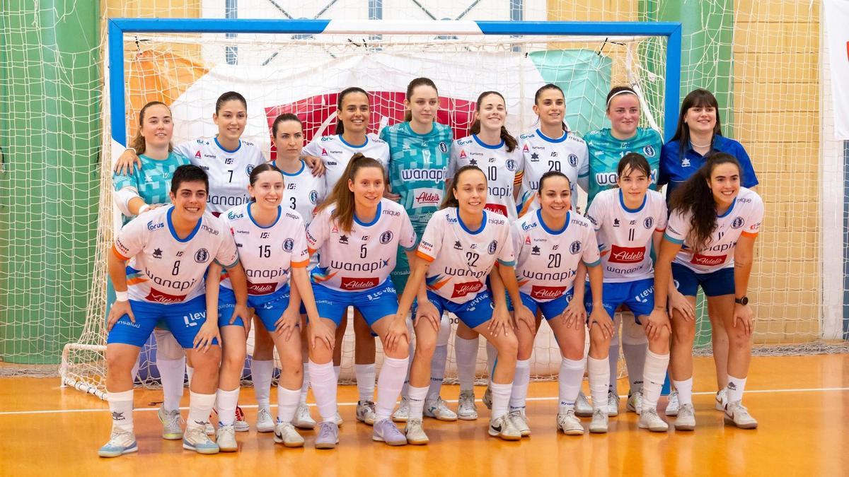 Foto de equipo del Wanapix Aldelís antes del partido del ascenso. Marta García, con el 10, arriba.