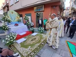 El Corpus Christi florece en las calles de Cangas