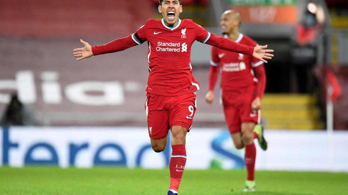 Roberto Firmino del Liverpool celebra tras marcar el segundo gol del partido de la Premier League inglesa entre el Liverpool y el Tottenham Hotspur en Anfield en Liverpool.