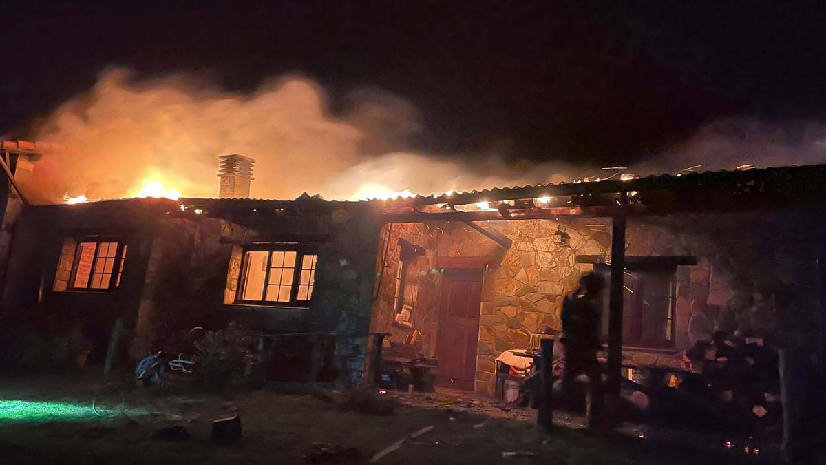 Arde una casa en el barrio de Les Fontes, en La Calabaza