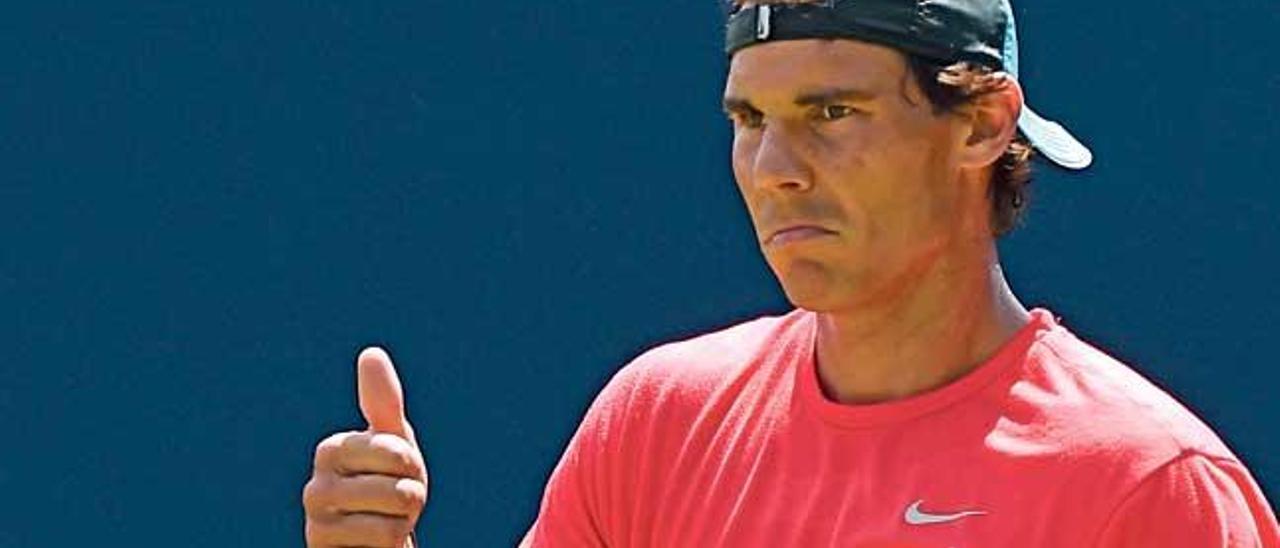 Nadal hace un gesto de aprobación en su primer entrenamiento en las pistas de Queen´s.