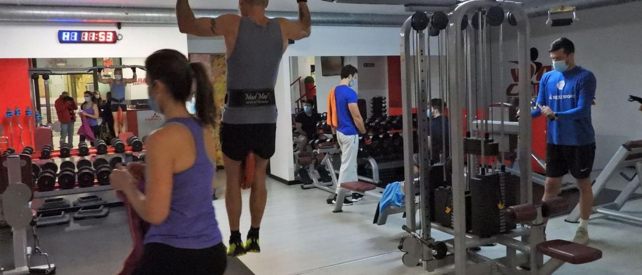 A pleno rendimiento en el gimnasio de Galerías Via Cambre.   | // FERNANDO CASANOVA