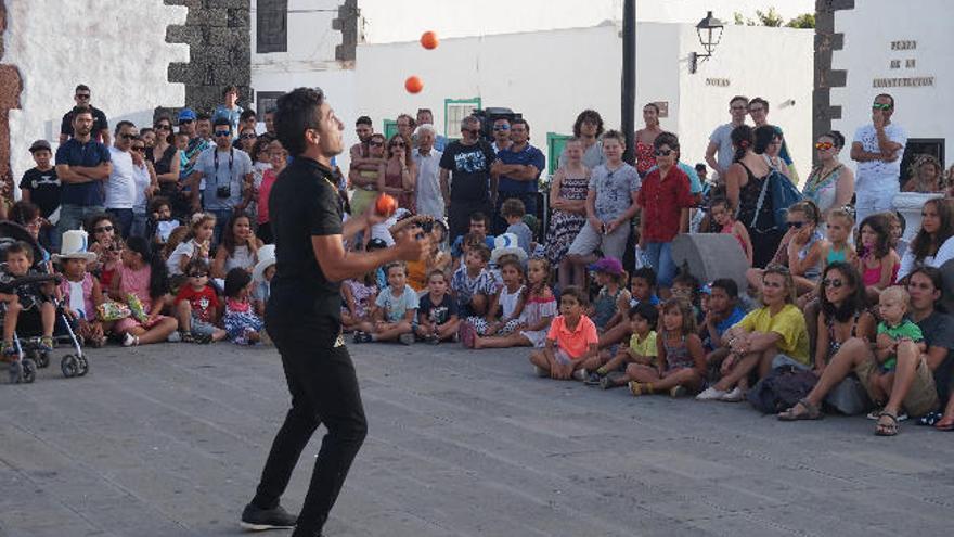 La Plaza de Los Leones se convirtió ayer en un circo para los más pequeños.