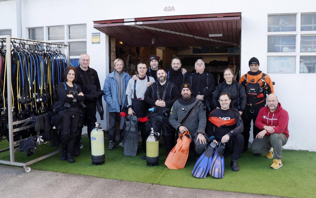 Miembros de Buceo Islas Cíes, en Bouzas. El documentalista José Irisarri y su sobrino Marcos Cabeza son 3º y 4º por la izquierda. M.G. Brea