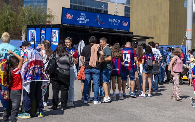 ¡Locura en Bilbao! Miles de aficionados y ambientazo en la fan zone del Barça