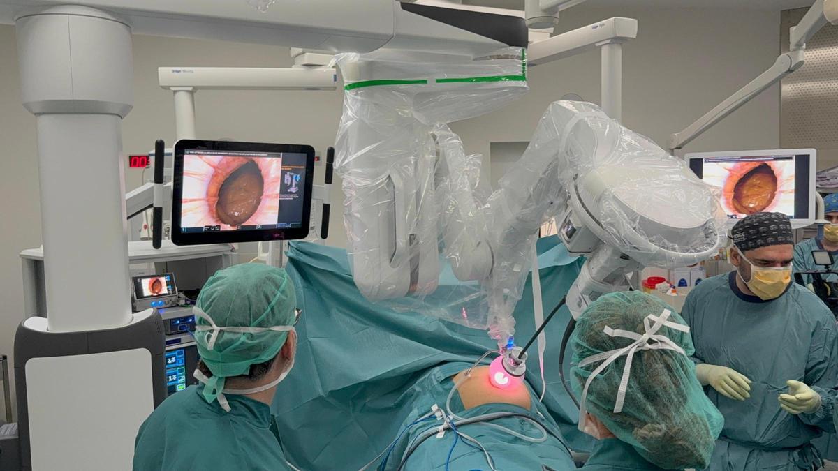Catalunya estrena el primer robot quirúrgico del Estado que opera usando orificios naturales del cuerpo