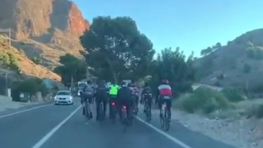 Captura del vídeo de los ciclistas yendo en pelotón en una carretera en Alicante