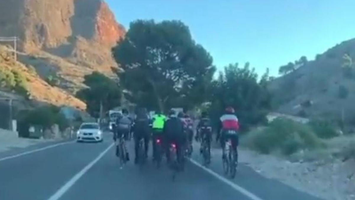 Captura del vídeo de los ciclistas yendo en pelotón en una carretera en Alicante