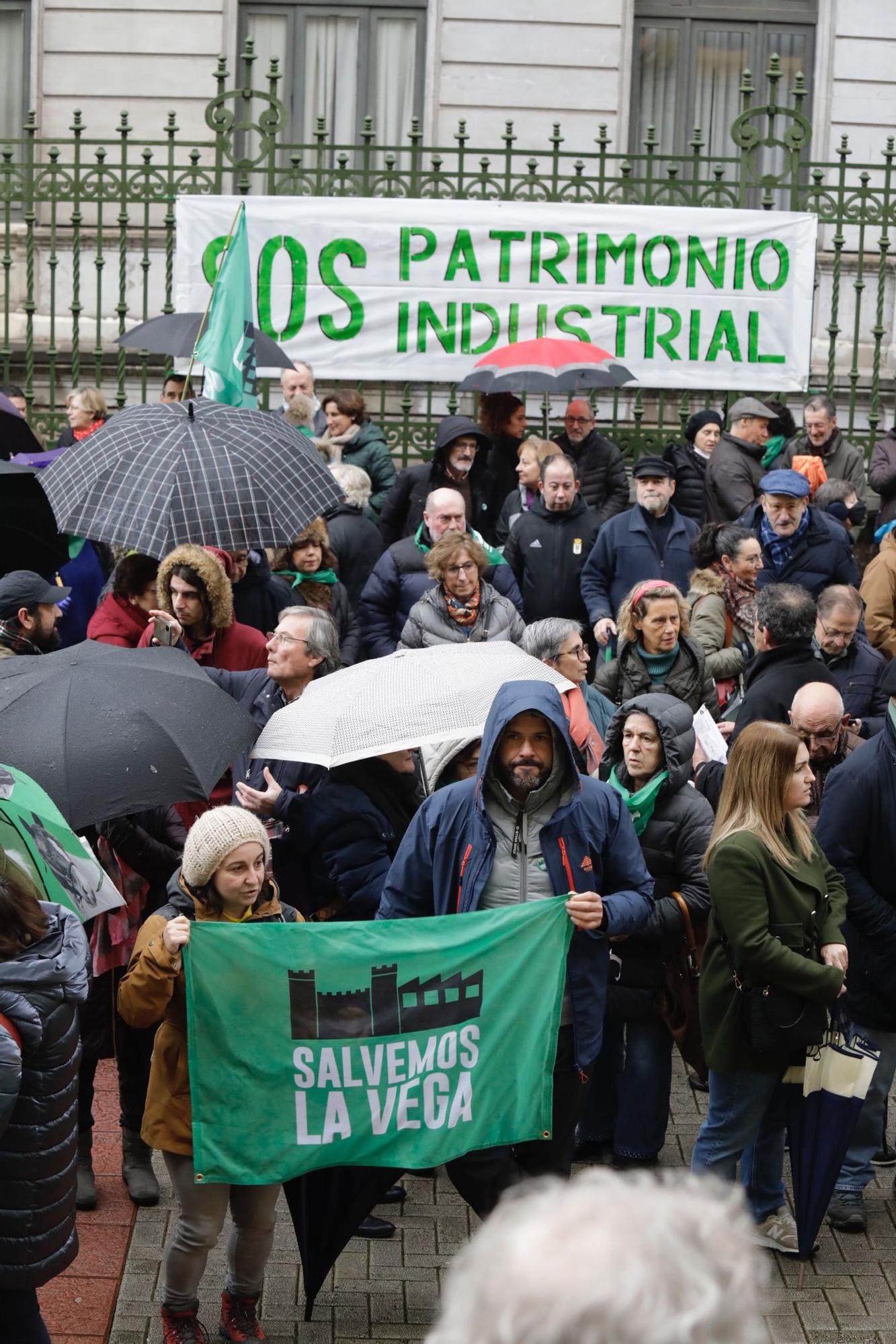 "La Vega no se vende, La Vega se defiende": así fue la concentración de Salvemos La Vega en Oviedo