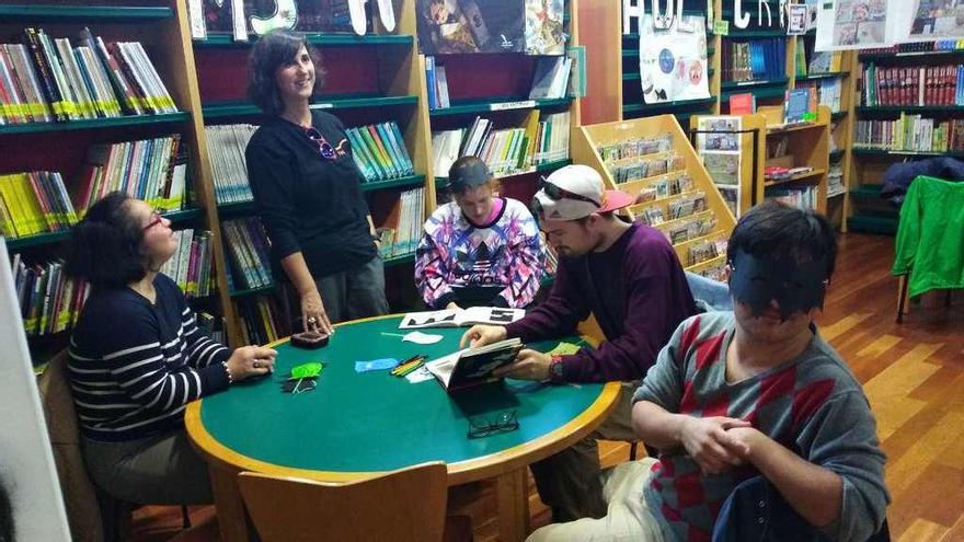 Lucía, Raquel, Jaime y Adrián, con sus libros, en presencia de Inés León.