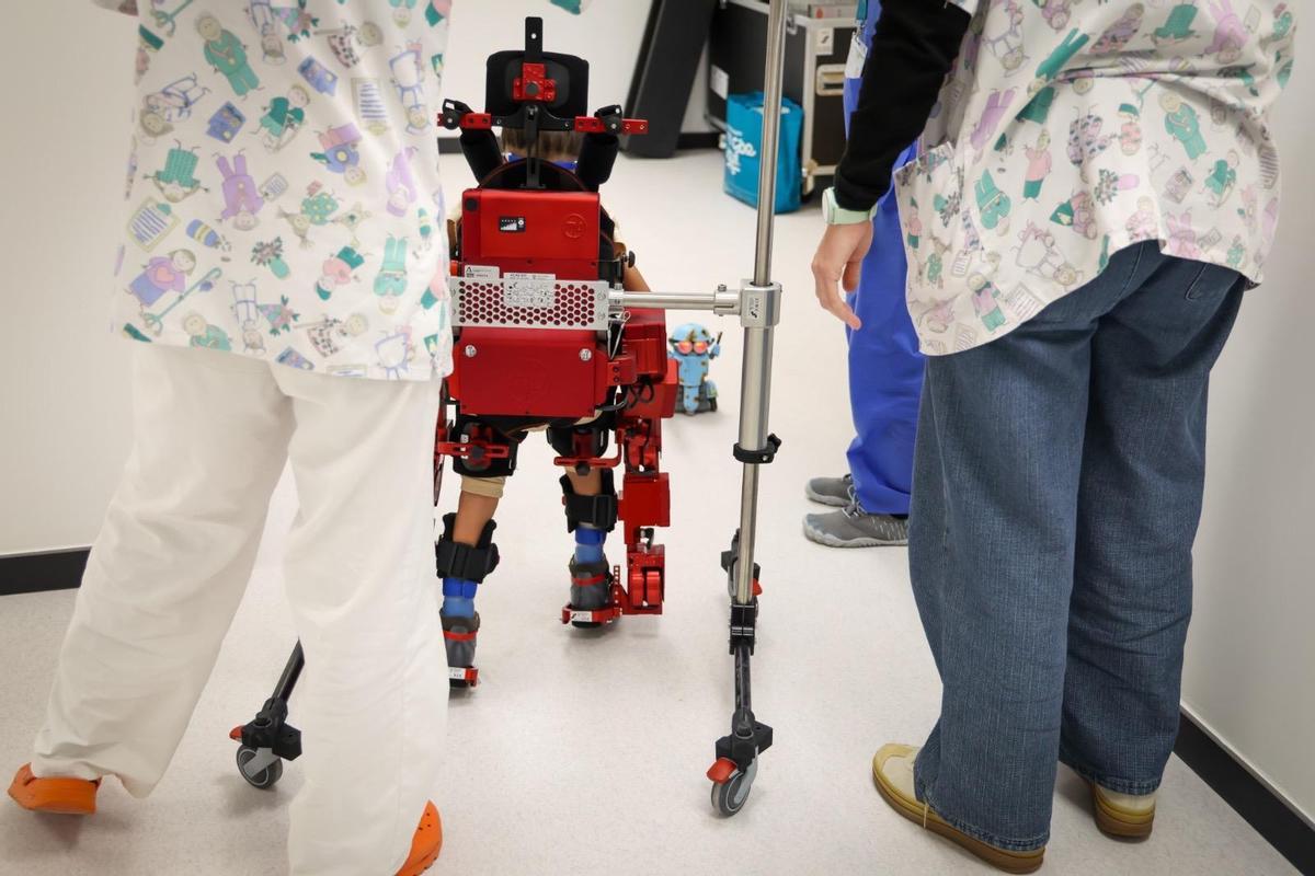 Un niño utiliza el exoesqueleto pediátrico en el Hospital Materno Infantil de Málaga.