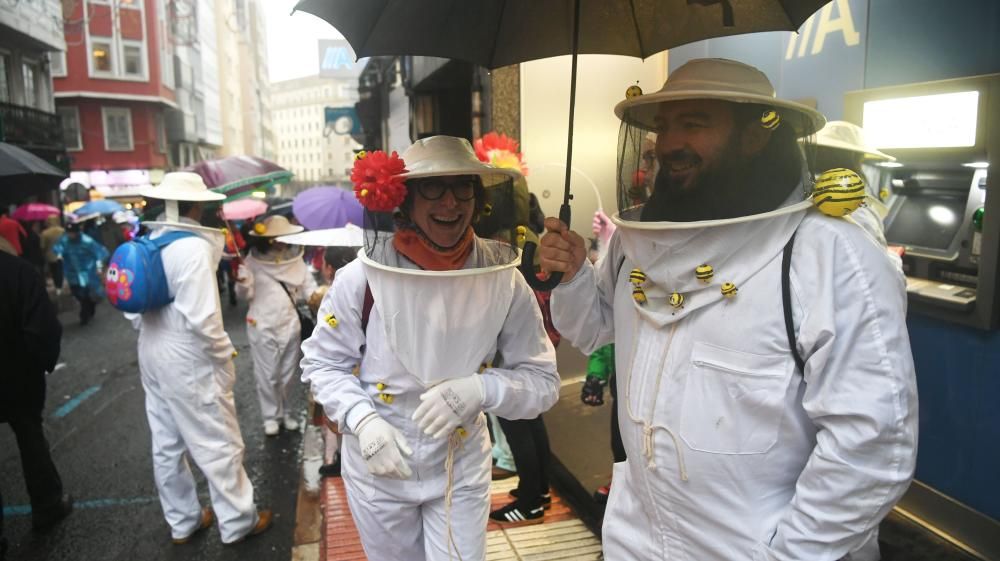 La calle de la Torre se llena esta martes de divertidos disfraces con la fiesta más destacada del carnaval coruñés que marca la recta final a seis días de humor irreverente.