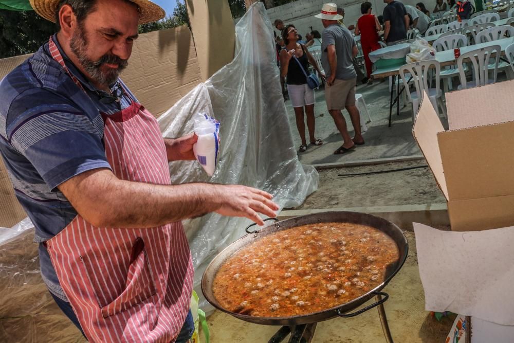 Los vecinos participan en el tercer concurso municipal de paellas