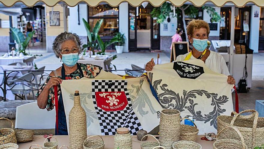 Los delantales que recibieron de regalo los artesanos están inspirados en la Sala Capitular del Ayuntamiento de Ibiza .