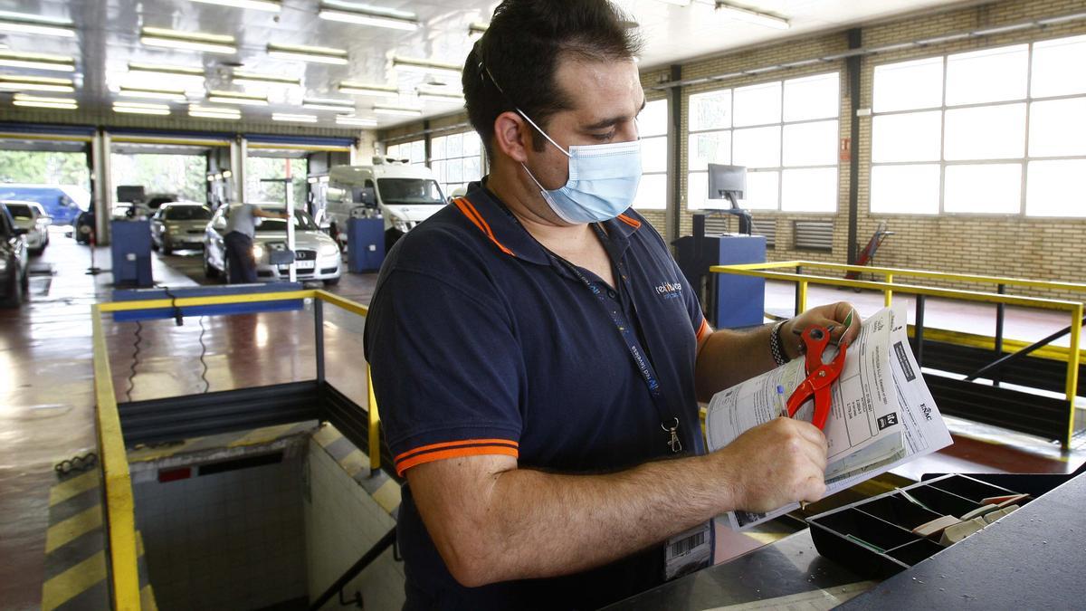 Un trabajador realiza una ITV a un vehículo