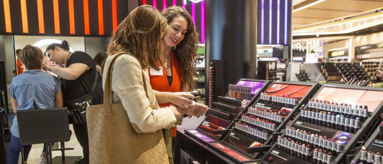 Una de las personal shopper asesora a una clienta en el aeropuerto de Alicante-Elche.