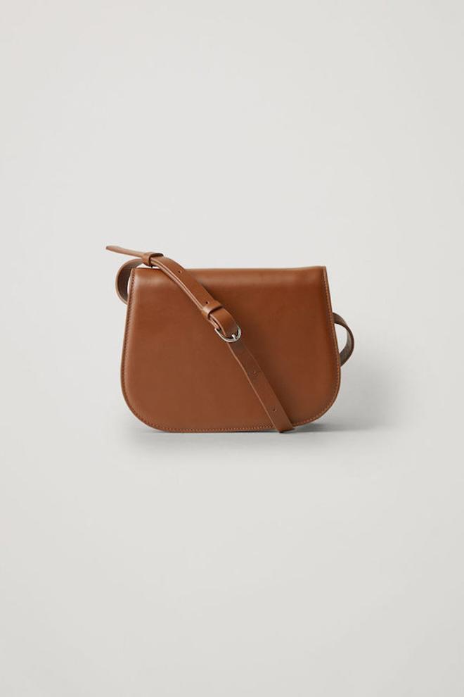 Bolso marrón en piel, de Cos