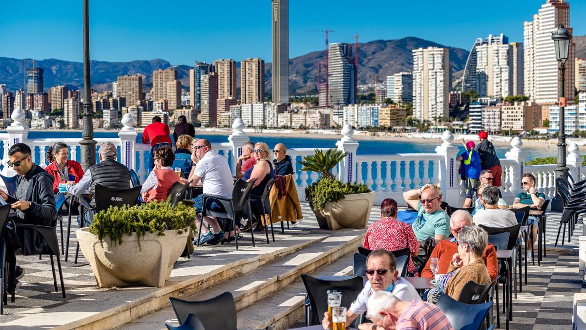 Turistas en la zona del Castillo de Benidorm.