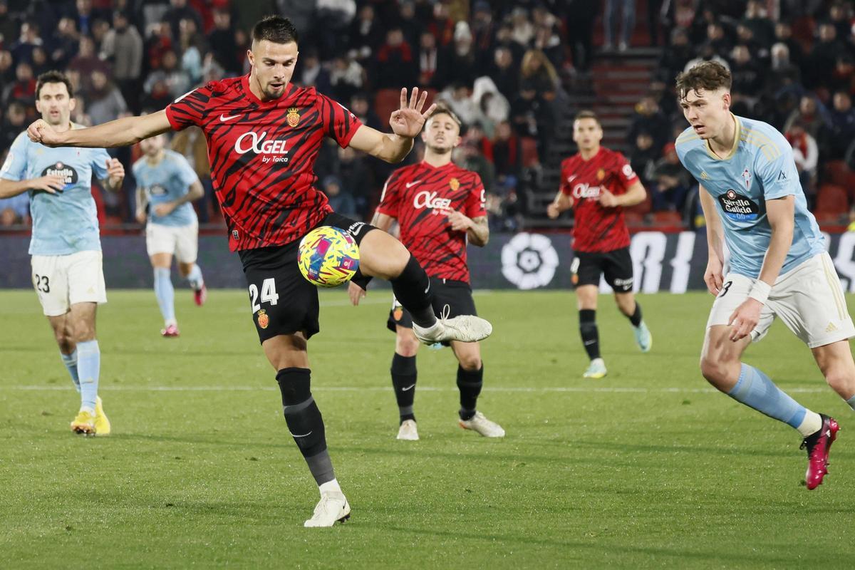 Valjent controla el balón en el partido del viernes contra el Celta.