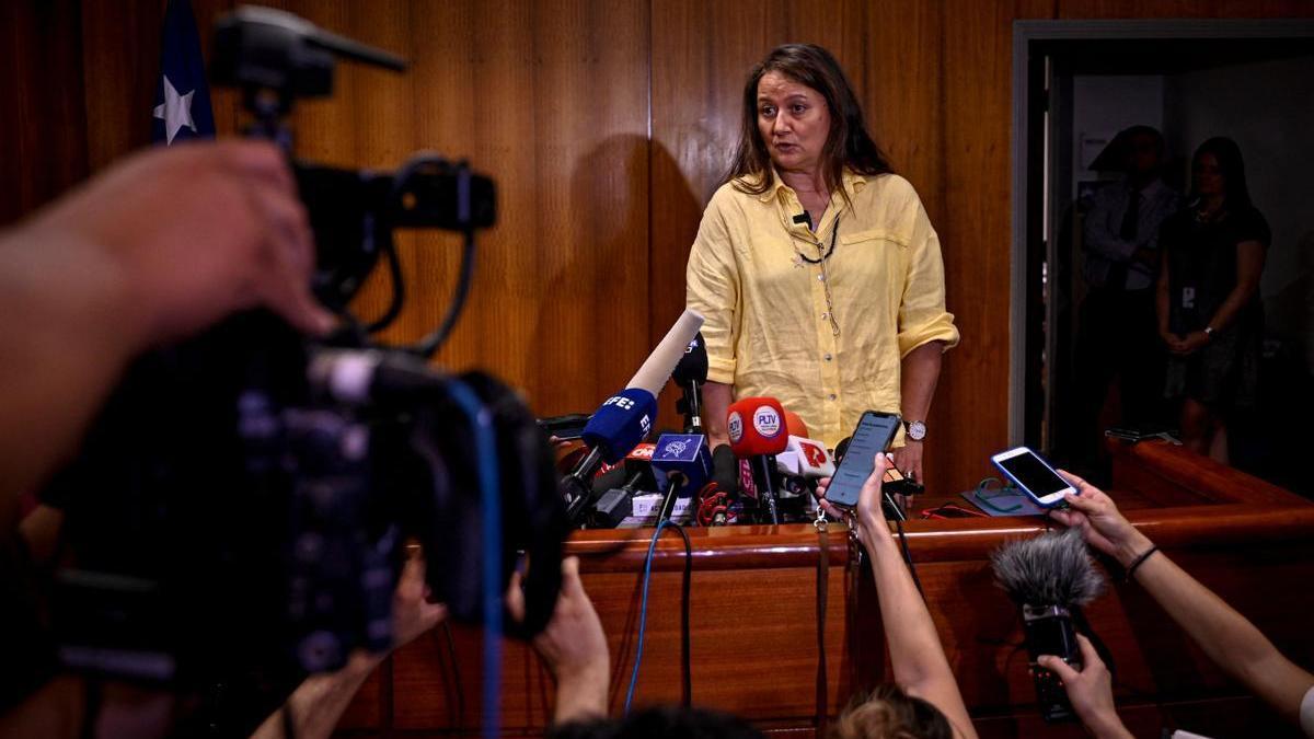 La jueza chilena Paola Plaza, en la rueda de prensa que ha ofrecido tras recibir el informe del panel de expertos sobre la muerte del poeta Pablo Neruda.