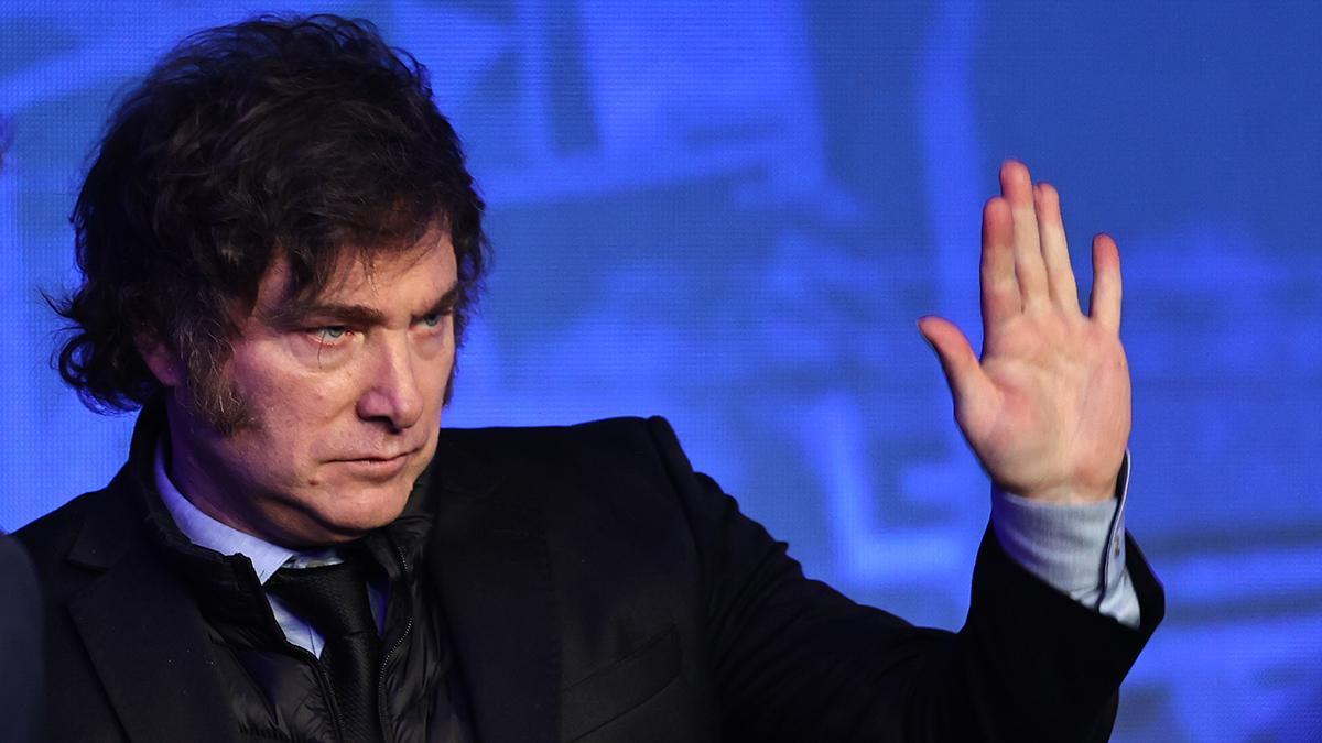 El asesor de Milei interrumpe la entrevista para advertirle del riesgo judicial de sus declaraciones