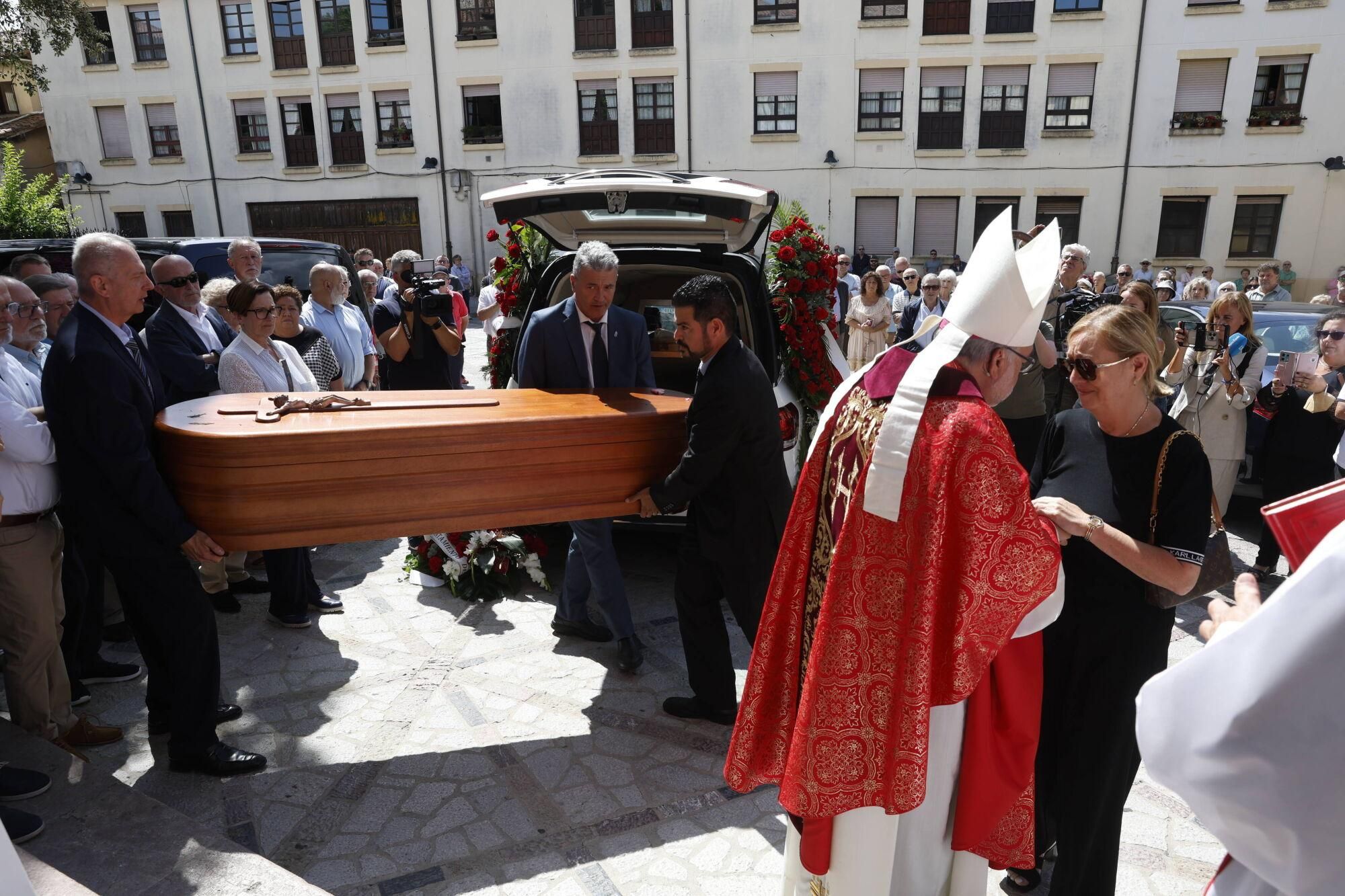 Las imágenes del funeral de Antonio Trevín en la basílica de Llanes.