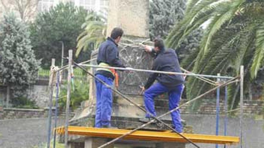 Sustituido un escudo franquista en Cáceres por el constitucional