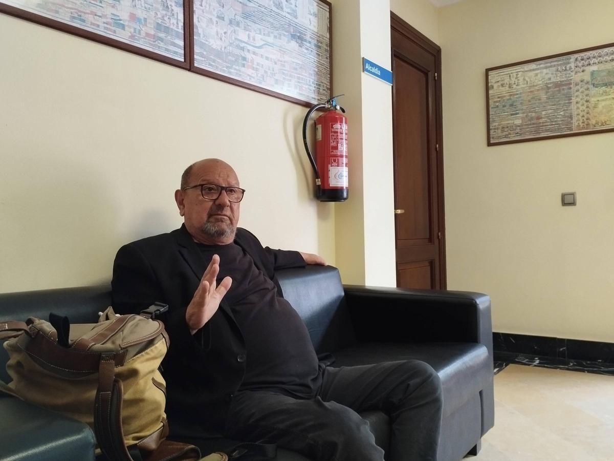 Francisco González, en 2023, esperando para ser atendido en la Alcaldía.