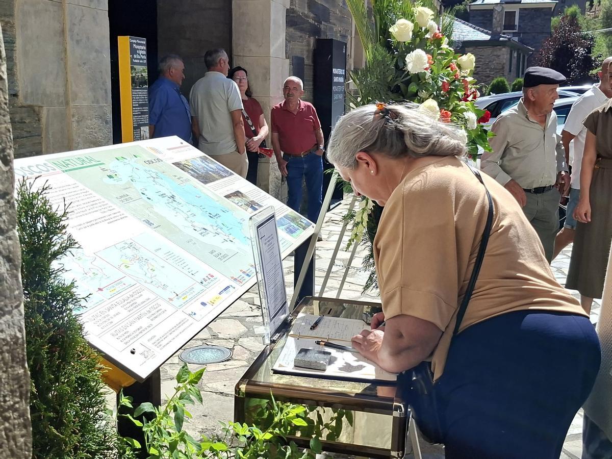 En imágenes: La iglesia de Santa María, en Villanueva, se llena para dar el último adiós a Enrique López En imágenes: La iglesia de Santa María, en Villanueva, se llena para dar el último adiós a Enrique López