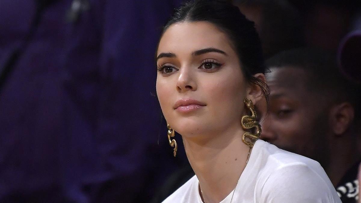 zentauroepp46765892 kendall jenner watches during the first half of an nba baske190130193020