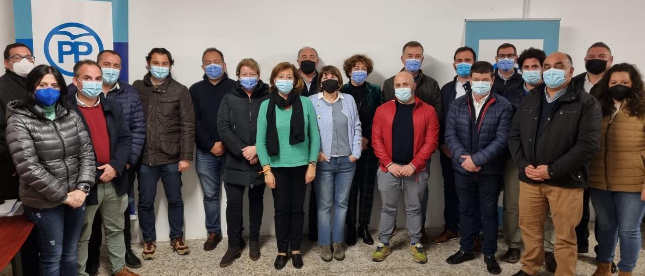 Reunión del PP de la comarca en la sede del partido en Almoradí