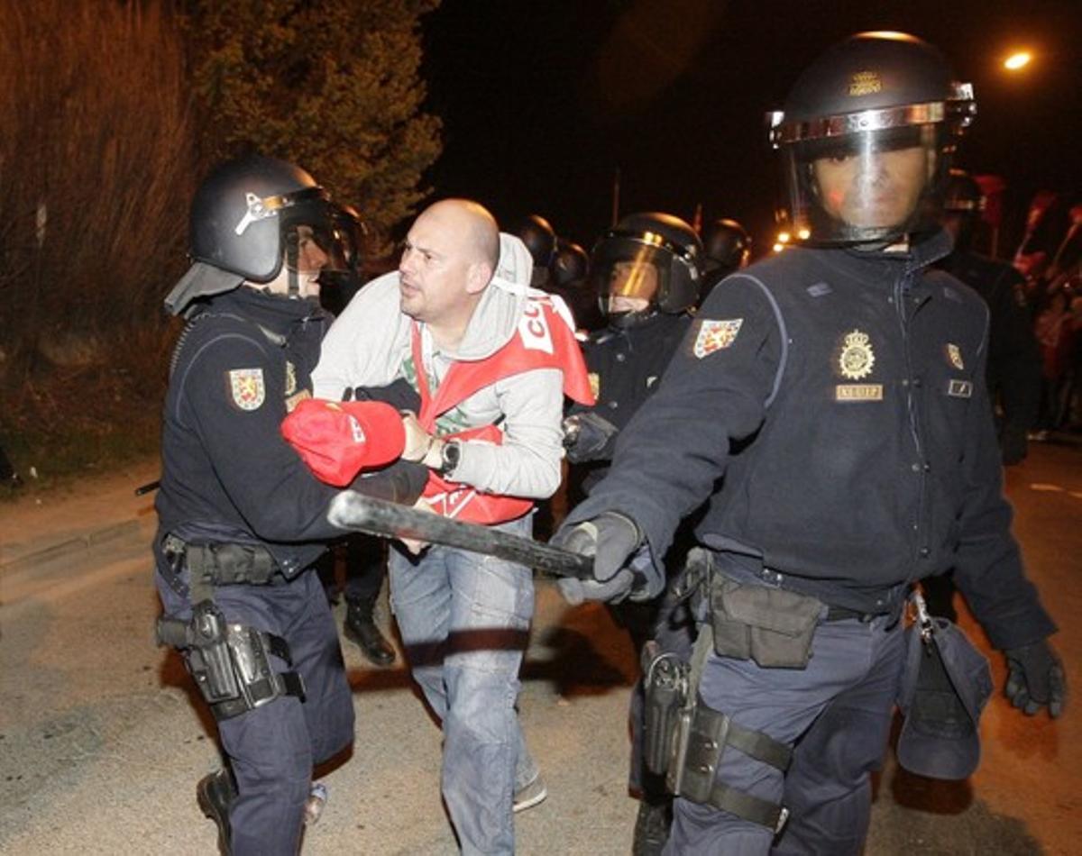 Efectius de la Policia Nacional detenen al secretari general de la Federació de Sanitat i Sectors Sociosanitaris de Comissions Obreres d’Aragó. Efectius de la Policia Nacional detenen al secretari general de la Federació de Sanitat i Sectors Sociosanitaris de Comissions Obreres d’Aragó.