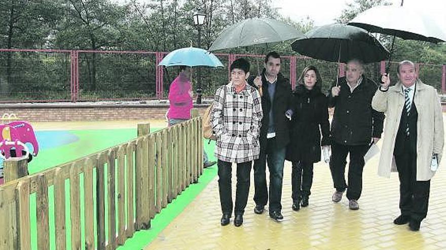 Carlota Pérez, David Moreno, Ana Rosa Migoya, Gabriel P. Villalta y José Luis Montes, en el parque de la Brújula (Moreda).