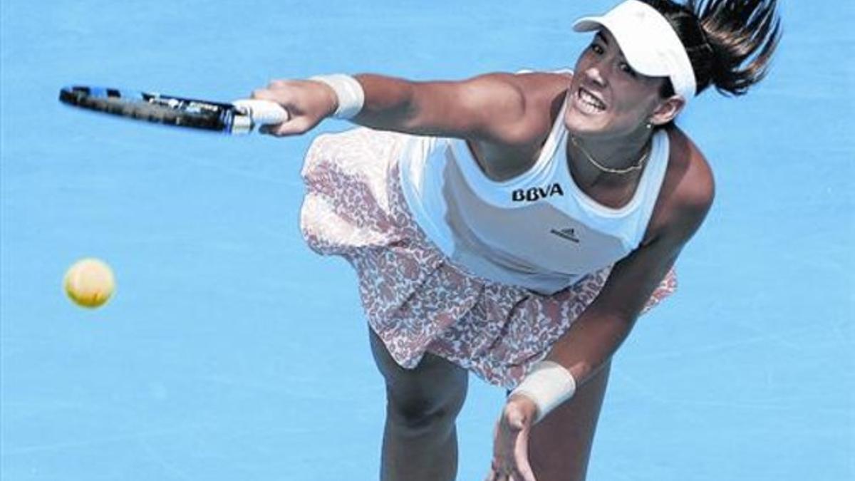 Muguruza golpea un revés con fuerza, durante su partido con Serena Williams, en el Abierto de Australia.