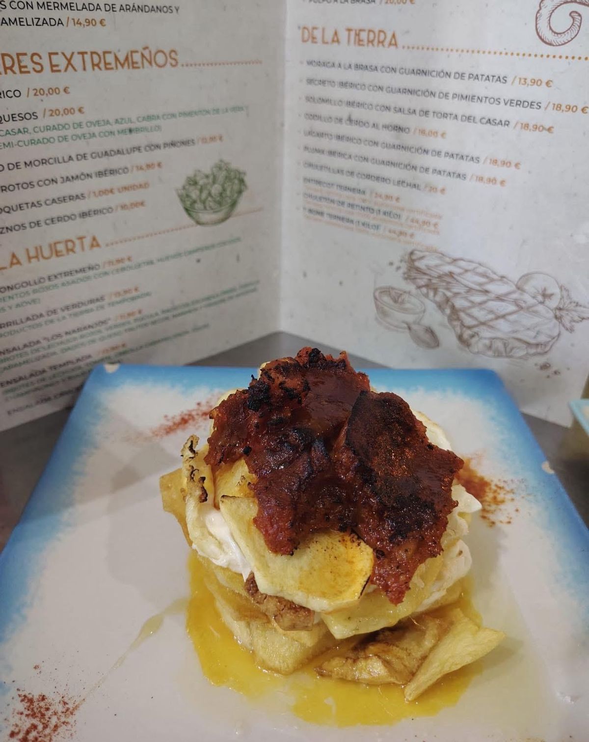 Huevos con patatera ibérica.