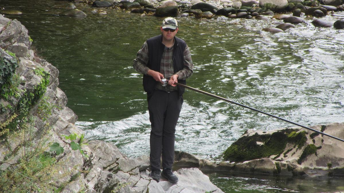 Un ribereño, tentando la suerte hoy, miércoles, en aguas del Sella.